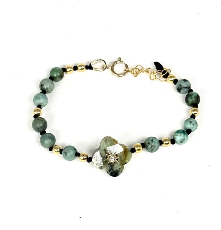 La simplicité fun du lien, la force du trèfle à quatre feuilles.
Bracelet sur cordon -Trèfle en turquoise orné d'un zircon - Perles de turquoise africaine et en or laminé 14 carats.
J'ai noué chaque perle entre elles, comme un acte de solidarité et de compassion.
