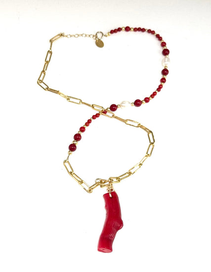 L’éclat naturel du corail porté sur soi.
Collier sur chaîne rectangle limée en or laminé - Pendentif branche de corail - Perles de corail, perles de culture d'eau douce, perles en or laminé 14 carats. 