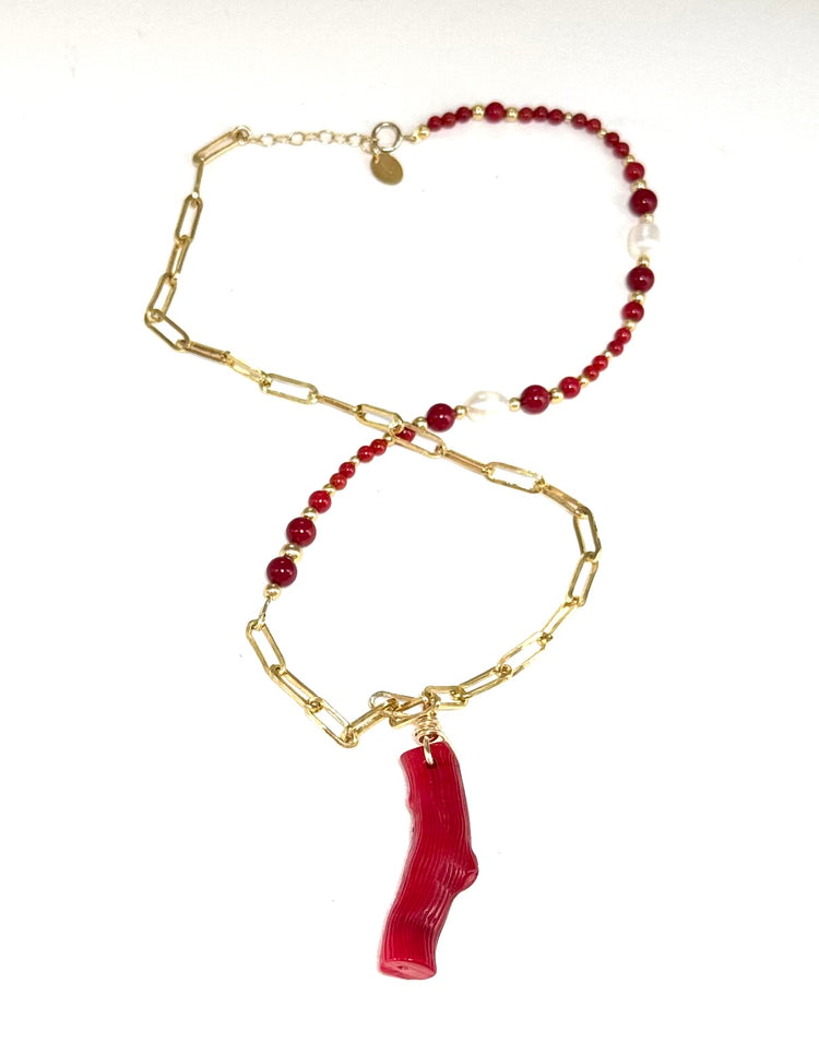 L’éclat naturel du corail porté sur soi.
Collier sur chaîne rectangle limée en or laminé - Pendentif branche de corail - Perles de corail, perles de culture d'eau douce, perles en or laminé 14 carats. 