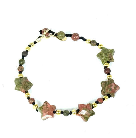La simplicité fun du lien, la lumière des étoiles.
Bracelet sur cordon - Perles étoile en unakite - Perles d'unakite et en or laminé 14 carats.
J'ai noué chaque perle entre elles, comme un acte de solidarité et de compassion.