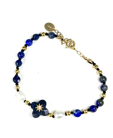 La simplicité fun du lien, la force du trèfle à quatre feuilles.
Bracelet sur cordon -  Trèfle en aventurine orné d'un zircon - Perles d'aventurine, onyx et en or laminé 14 carats.