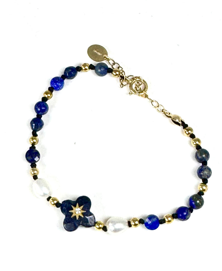 La simplicité fun du lien, la force du trèfle à quatre feuilles.
Bracelet sur cordon -  Trèfle en aventurine orné d'un zircon - Perles d'aventurine, onyx et en or laminé 14 carats.