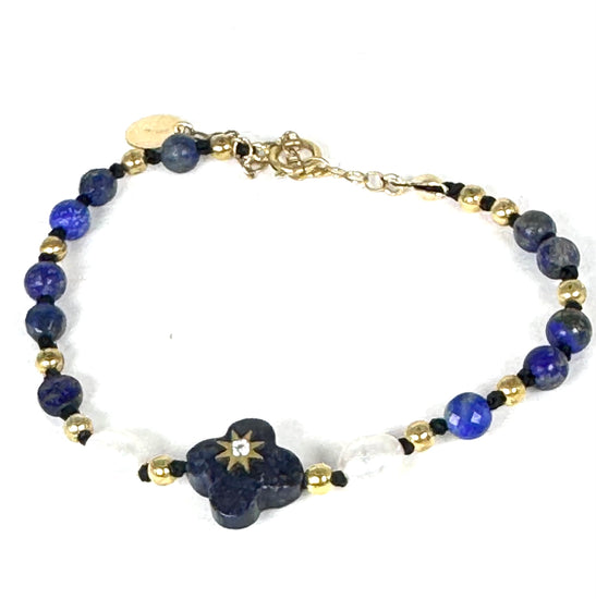 La simplicité fun du lien, la force du trèfle à quatre feuilles.
Bracelet sur cordon -  Trèfle en aventurine orné d'un zircon - Perles d'aventurine, onyx et en or laminé 14 carats.