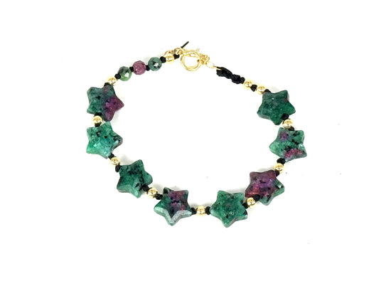 La simplicité fun du lien, la lumière des étoiles.
Bracelet sur cordon - Perles étoile en rubis zoïsite - Perles de rubis zoïsite et en or laminé 14 carats.
J'ai noué chaque perle entre elles, comme un acte de solidarité et de compassion.