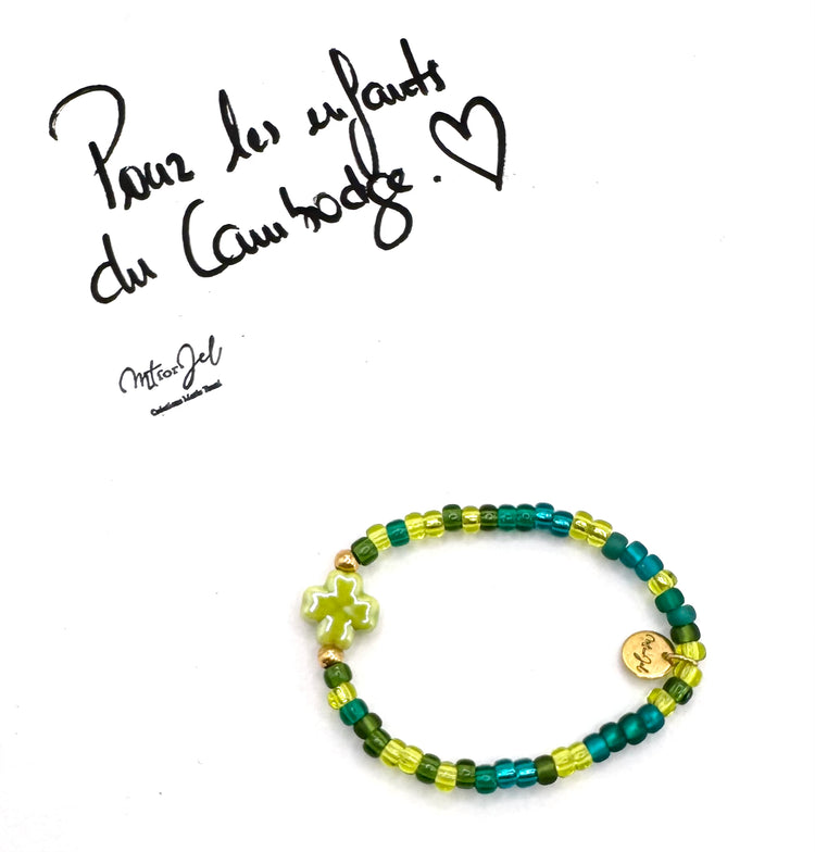 Capsule humanitaire pour les enfants du Cambodge.
Bracelet élastique pour les grandes et les petites - Perle trèfle en céramique vert - Perles de rocaille.