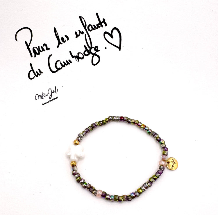 Capsule humanitaire pour les enfants du Cambodge.
Bracelet élastique pour les grandes et les petites - Perle fleur en céramique blanc - Perles de rocaille.