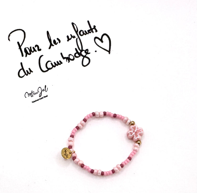 Capsule humanitaire pour les enfants du Cambodge.
Bracelet élastique pour les grandes et les petites - Perle trèfle en céramique rose - Perles de rocaille.