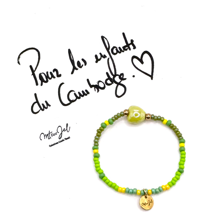 Capsule humanitaire pour les enfants du Cambodge.
Bracelet élastique pour les grandes et les petites - Perle cœur en céramique vert - Perles de rocaille.