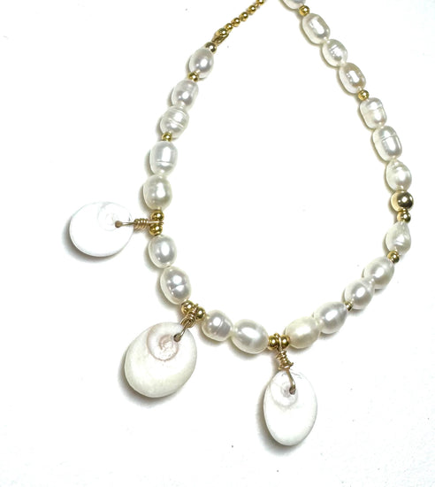 Collier Trois petits Œil de sainte lcuie sur chaine en or avec perles de culture