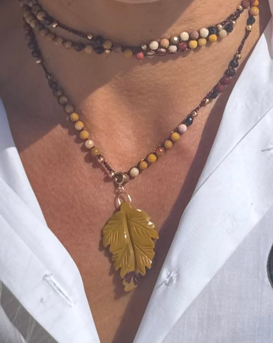 Bijou 2 en 1 au crochet FOGLIA | Collier ou Bracelet multi tours | Pendentif FEUILLE en pierre naturelle Mokaïte - MTFORJEL