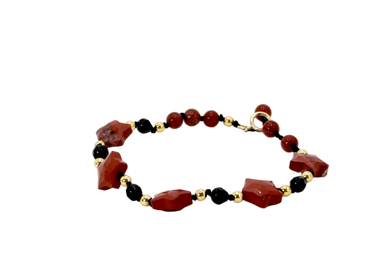 La simplicité fun du lien, la lumière des étoiles.

Bracelet sur cordon - Perles étoile en jaspe rouge - Perles d'onyx noire, jaspe rouge et en or laminé 14 carats.

J'ai noué chaque perle entre elles, comme un acte de solidarité et de compassion.