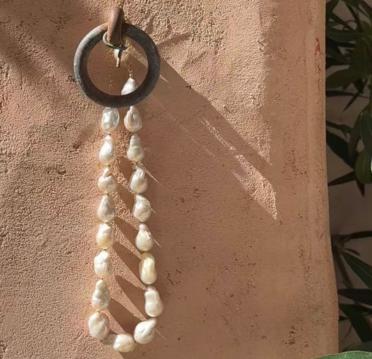 Collier sur chaîne en or laminé - Perles  keshi (perles de culture dites "baroques") 1,5cm environ, perles en or laminé 14 carats.

Ce collier met à l’honneur la perle keshi dans toute son authenticité. Chaque perle, naturellement formée, révèle des reflets nacrés et une texture organique qui en font une pièce unique. Assemblées à la main, elles composent un bijou à la fois moderne, raffiné et intemporel.