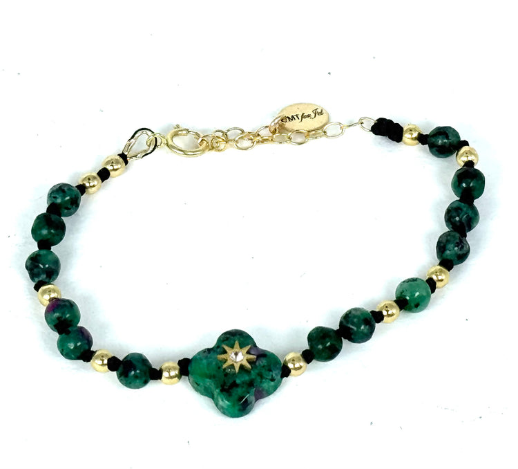 La simplicité fun du lien, la force du trèfle à quatre feuilles.

Bracelet sur cordon - Trèfle en rubis zoïsite orné d'un zircon - Perles de rubis zoïsite et en or laminé 14 carats.

J'ai noué chaque perle entre elles, comme un acte de solidarité et de compassion.