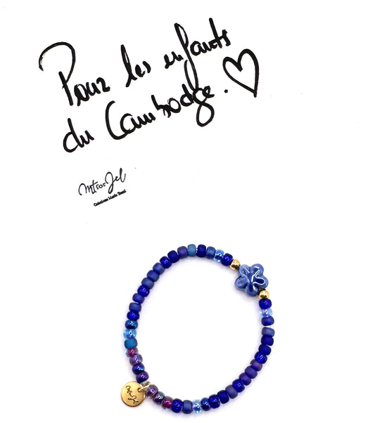 Capsule humanitaire pour les enfants du Cambodge.
Bracelet élastique pour les grandes et les petites - Perle fleur en céramique bleu foncé -Perles de rocaille.