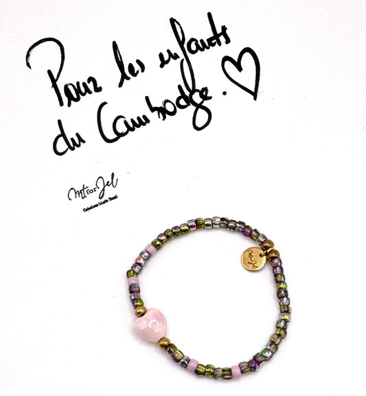 Capsule humanitaire pour les enfants du Cambodge.

Bracelet élastique pour les grandes et les petites -&nbsp; Perle cœur en céramique rose pâle -&nbsp;Perles de rocaille.