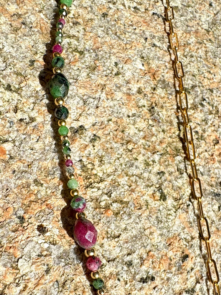 Vert, rose, or - des couleurs qui claquent et vibrent. Une pièce pleine d’énergie et de style.

Collier sur chaîne maille rectangle en or laminé - Pendentif "goutte" de 6 cm en rubis zoïsite et breloque rayon de soleil en or laminé - Perles de rubis zoïsite et en or laminé 14 carats.