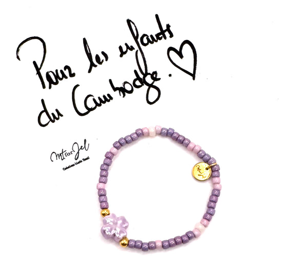 Capsule humanitaire pour les enfants du Cambodge.
Bracelet élastique pour les grandes et les petites - Perle trèfle en céramique parme - Perles de rocaille.
