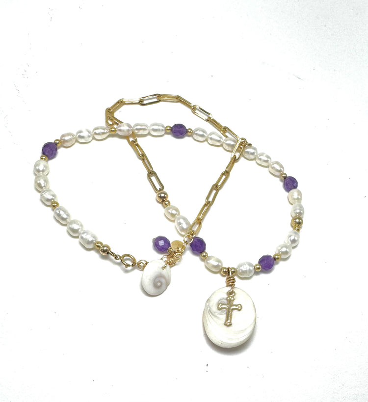 Collier sur chaîne en or laminé - Pendentif Œil de Sainte Lucie et breloque "Croix" en or laminé - Perles de culture d'eau douce, perles d'améthyste et perles en or laminé 14 carats.&nbsp;