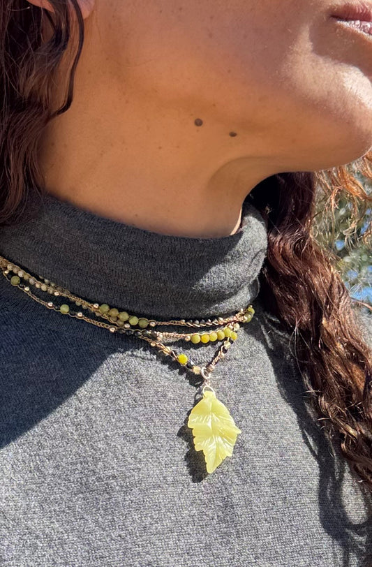 Bijou 2 en 1 au crochet FOGLIA | Collier ou Bracelet multi tours | Pendentif  FEUILLE en pierre naturelle Jade citron - MTFORJEL
